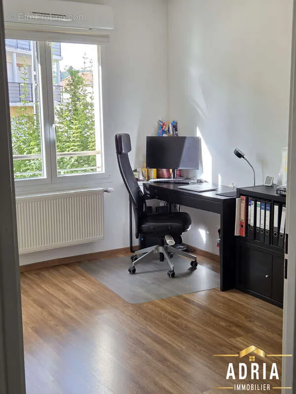 Kabinet - Bright 3-Bed Apartment with Parking in Russange