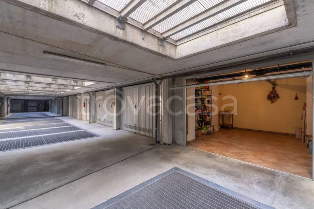 Garage - Rear-Facing Apartment with Balcony in Turin