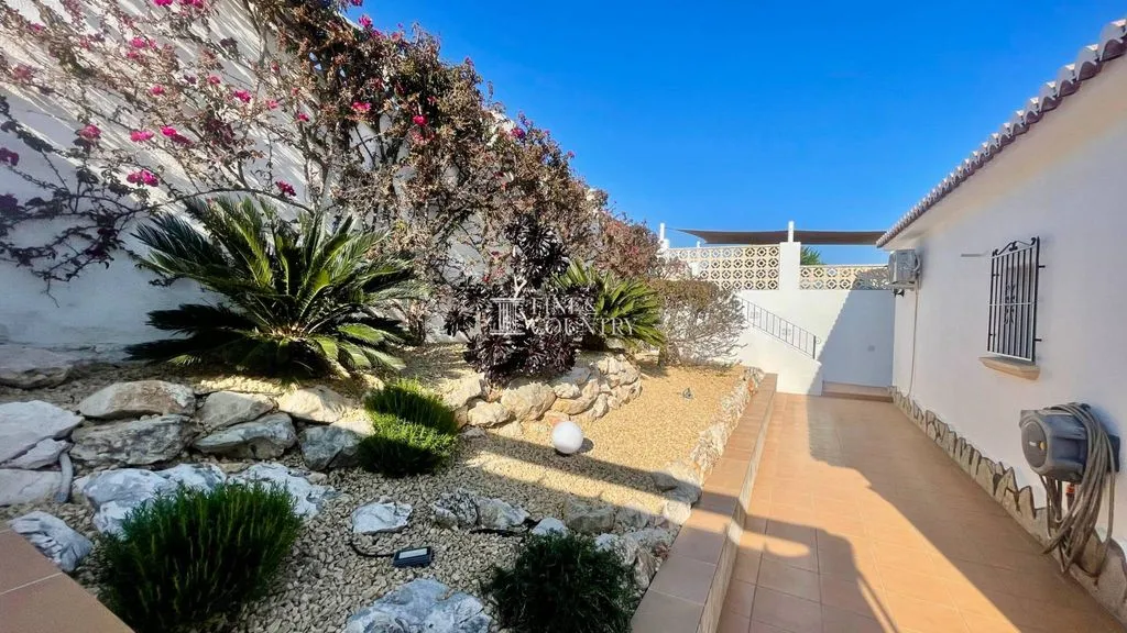 Aed - Modern Villa with Panoramic Views in Pedreguer