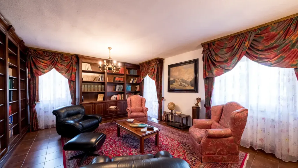 Bureau - Original Villa with Garden in Quartu Sant'Elena
