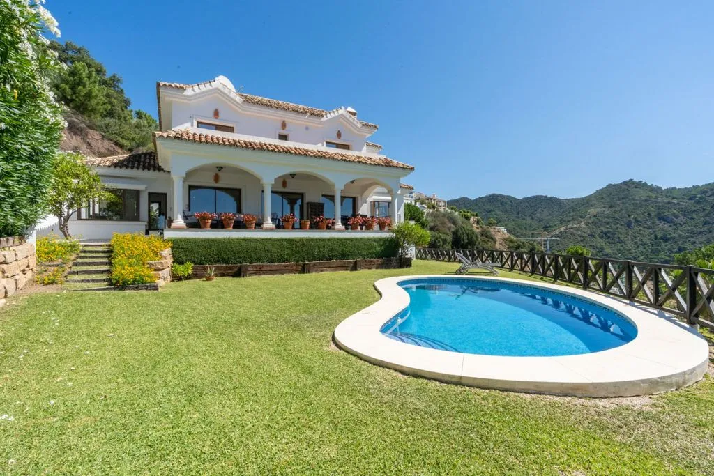 Piscine - Luxury Villa with Sea Views in Benahavis