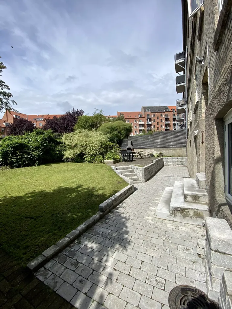 Aed - Two-Bedroom Flat with Exposed Beams in Odense