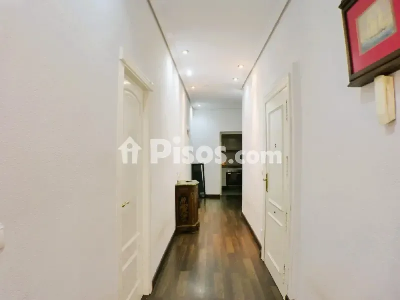 Esik - Classical Style Flat with Balcony in City Centre