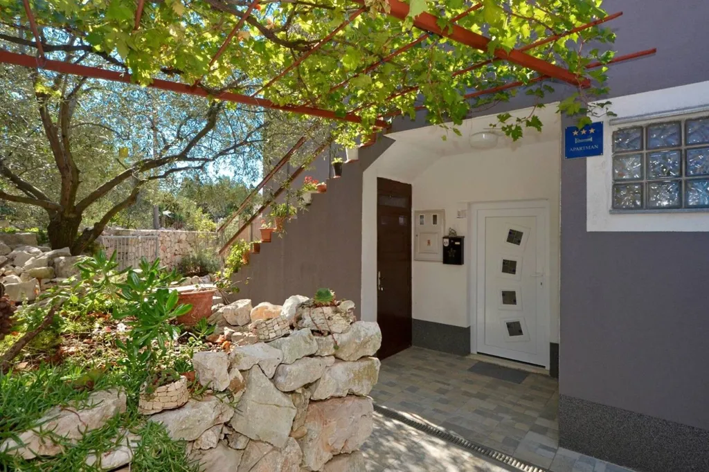 Giardino - Beachfront Cottage with Sea Access in Split