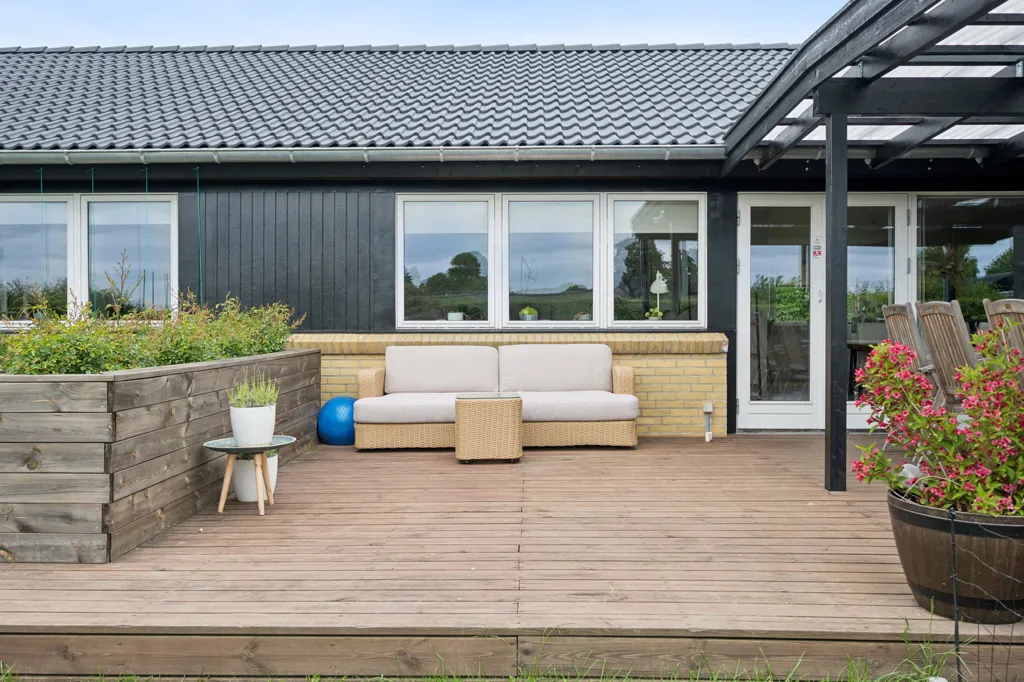 Terrass - Villa with Garden in Ålsgårde