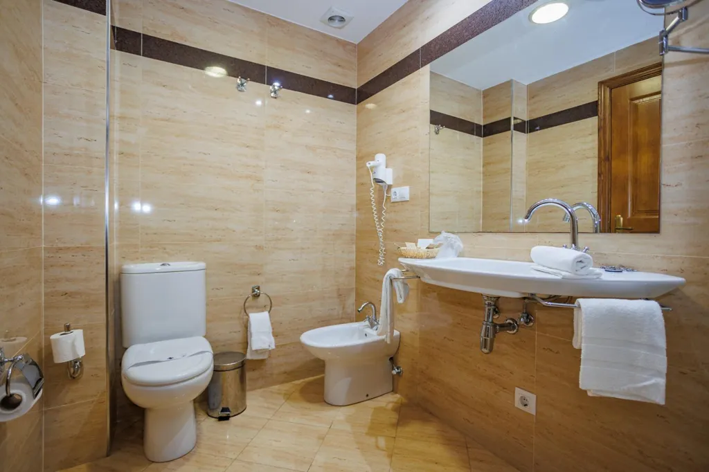 Bathrooms - Traditional Hotel with River View in Valadouro
