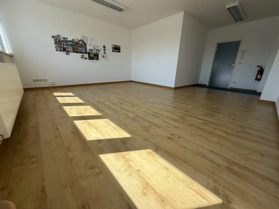 Rooms - Office with Large Windows in Steinfort