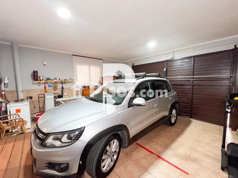 Garage - Chalet with Jacuzzi in Vallirana