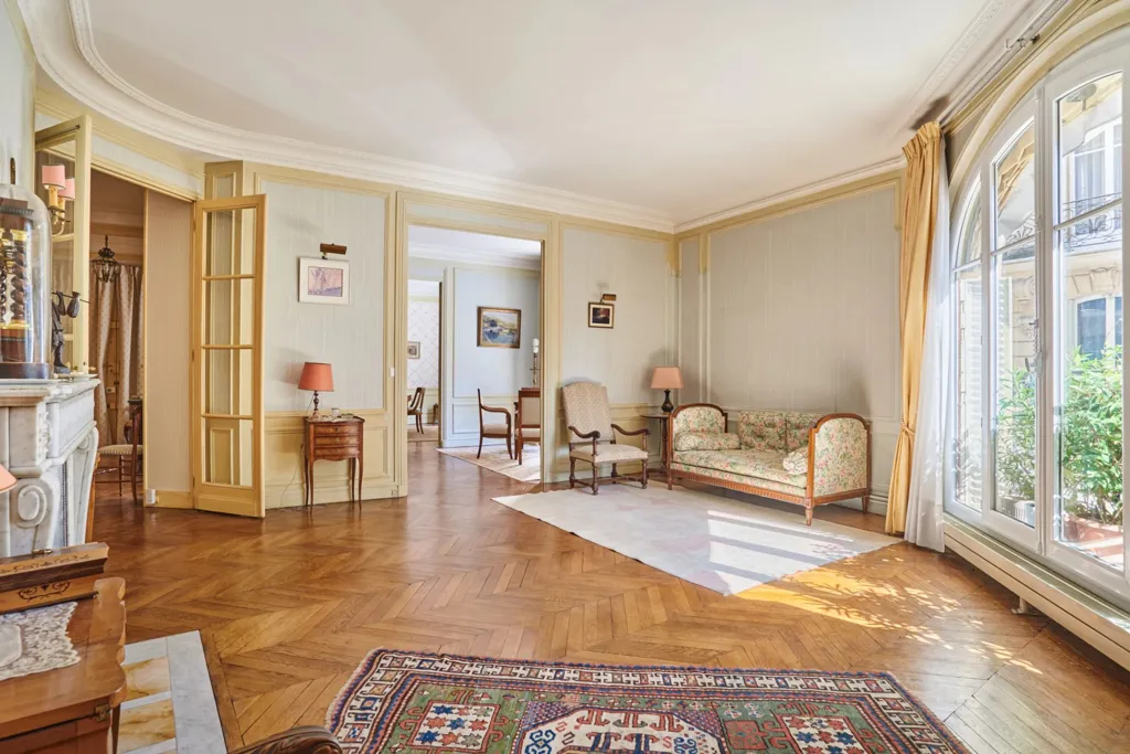 Elutuba - Corner Apartment with Period Features in Paris 16th