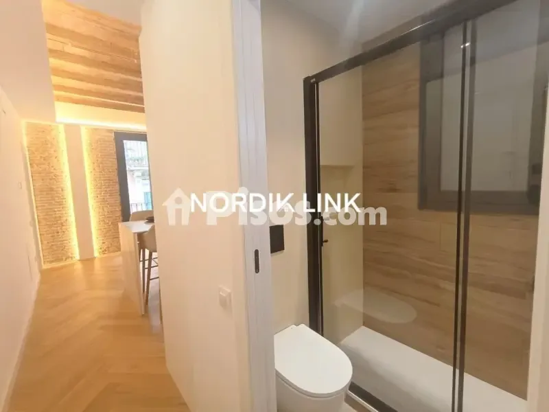 Vannitoad - Modernised Flat with Balcony in Raval
