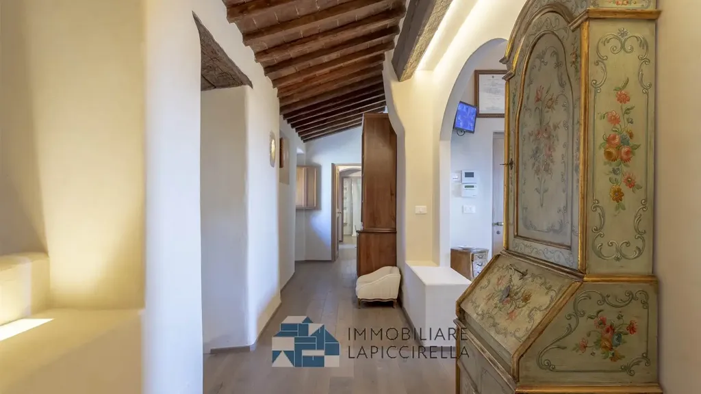 Entrée - Conservatively Reworked Villa with Olive Grove in Settignano