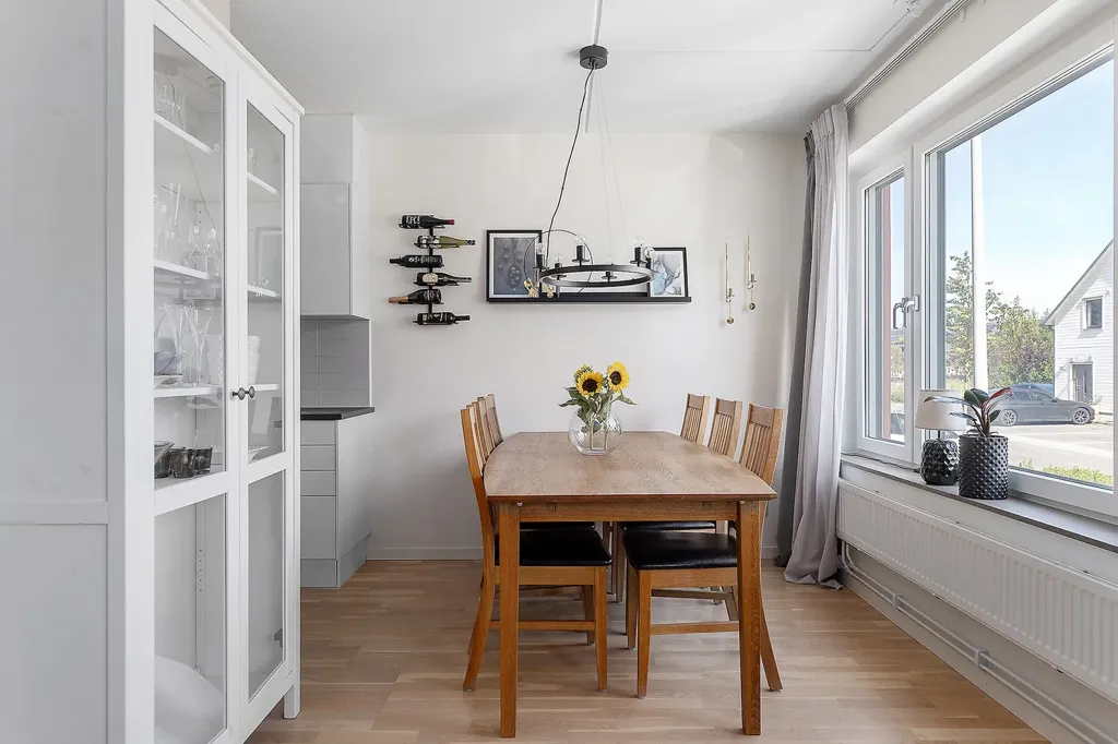 Salle à manger - Spacious Three-Bedroom Flat with Garden in Björkris