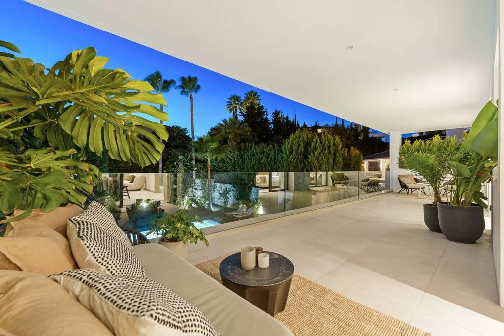Terrasse - Contemporary Villa with Pool in Nueva Andalucía