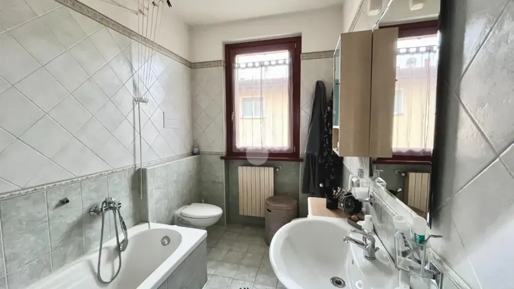 Salles de bain - Trilocale with Terrace in Adro