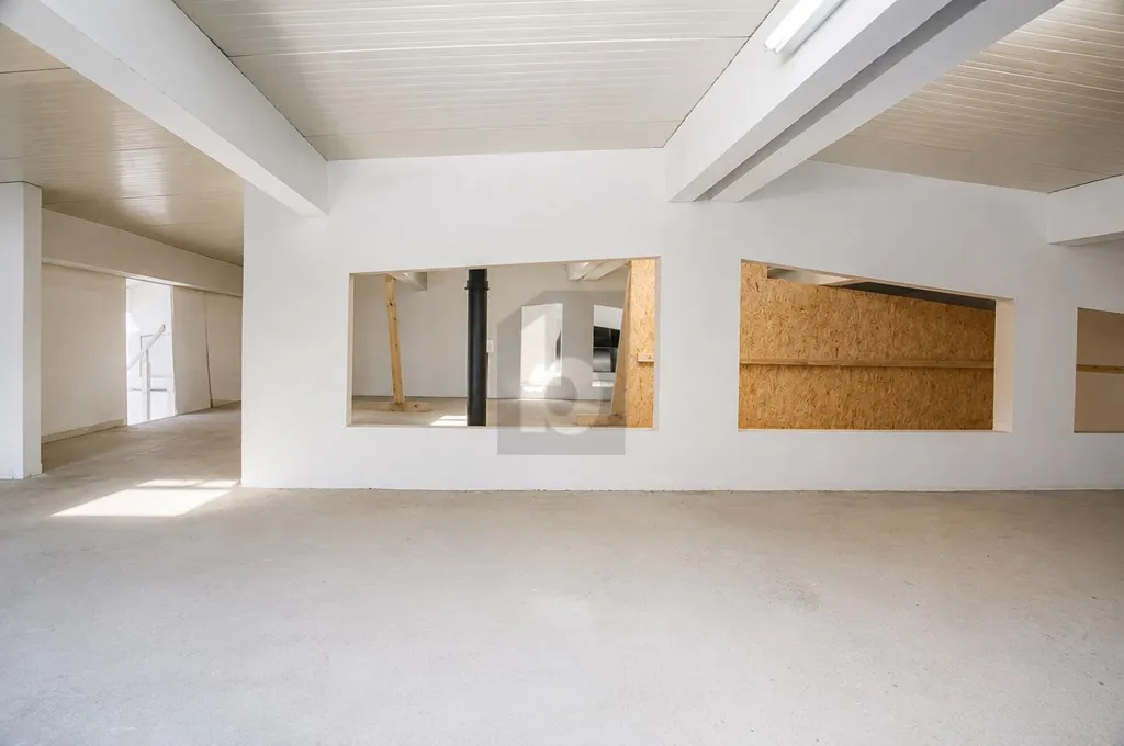 Pièces - Commercial Space with High Potential in Central Location