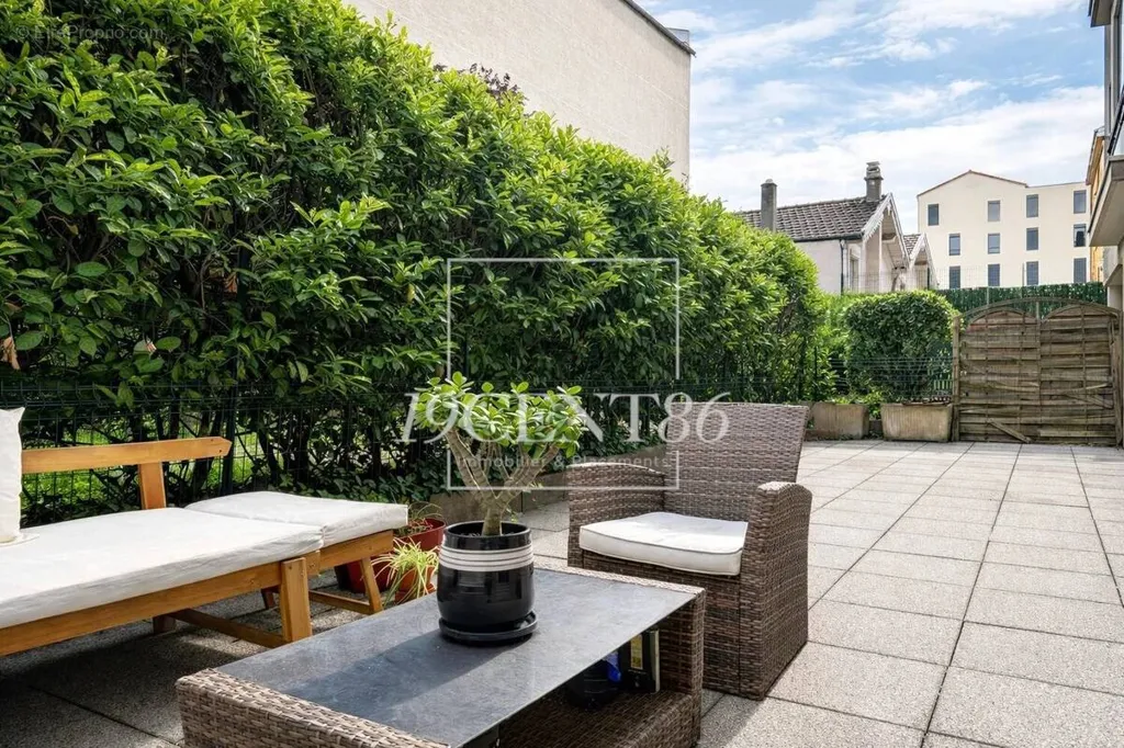 Terrace - 3-Bedroom Apartment with Terrace in Lyon 7