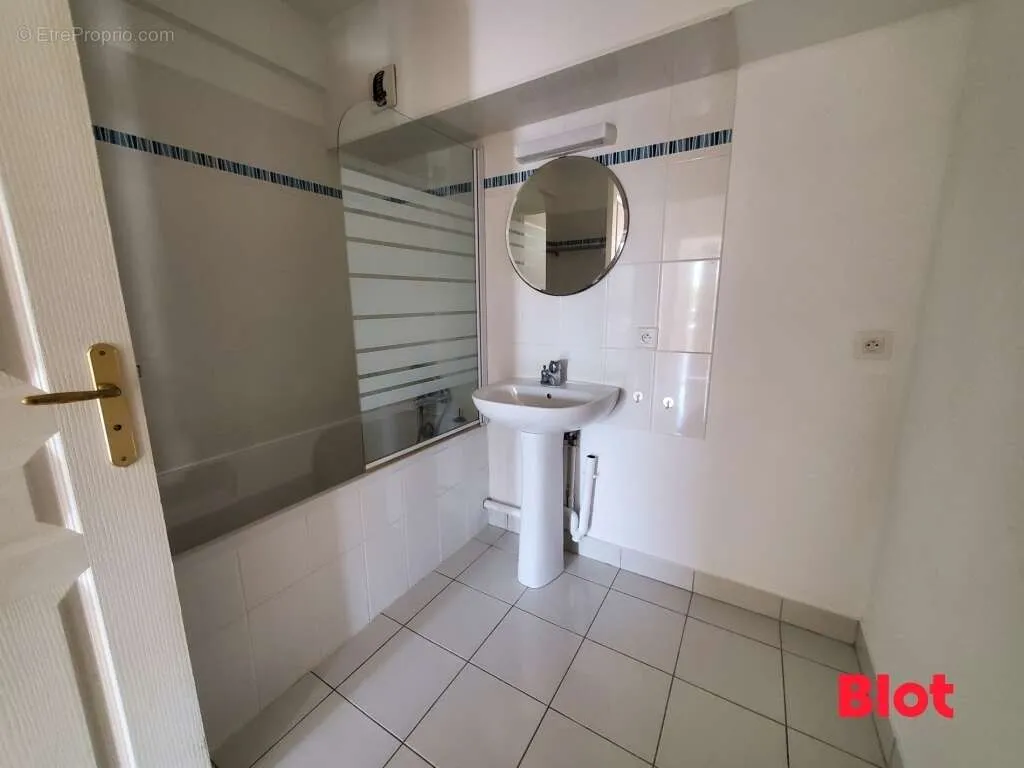 Bagni - T3 Flat with Balcony in Séné