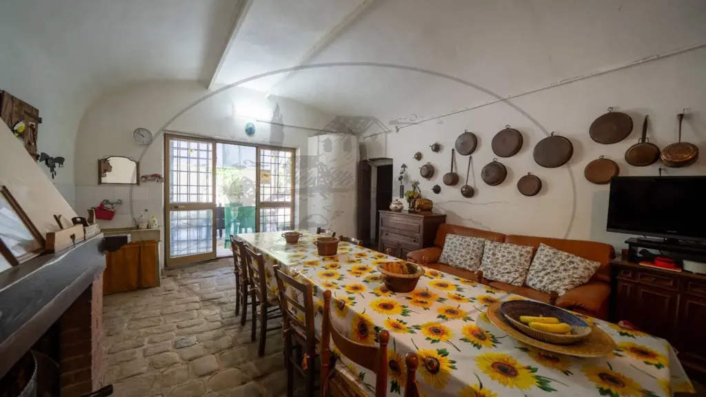 Söögituba - Rustic Farmhouse with Multiple Uses in Figline Valdarno