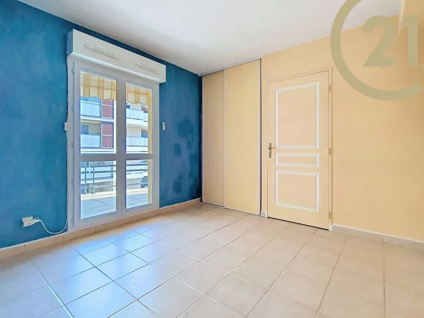 Toad - City Centre Apartment with Terrace in Saint-Raphaël