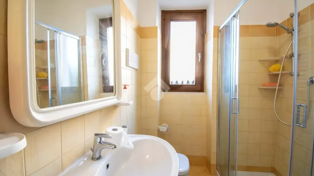 Salles de bain - Two-Level Apartment with Balcony in Manerba del Garda