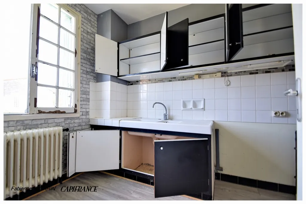 Kitchen - 8-Piece House with Garage in Aigondigné