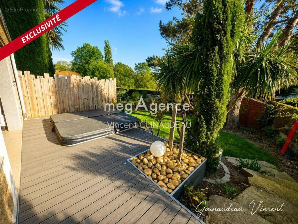 Garden - Pavilion with Spa in La Romagne