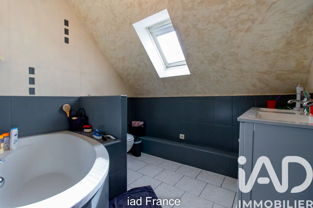 Salles de bain - Maison Traditionnelle avec Garage à Freneuse