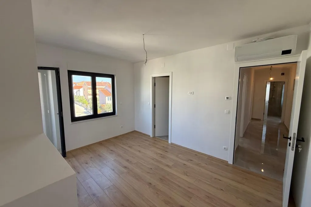 Toad - Duplex Apartment with Sea View in Brodarica