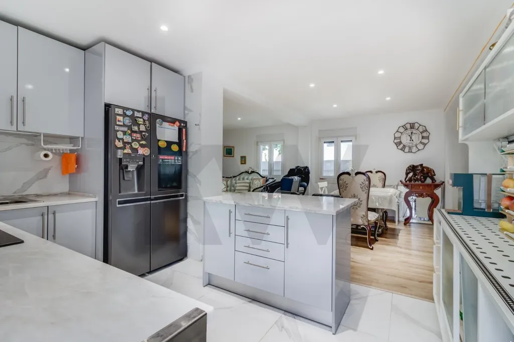 Kitchen - Central Benfica House with Pool