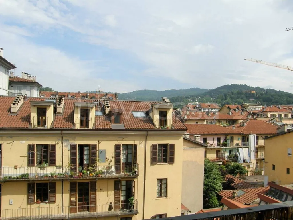 Balcone - Mansarda ristrutturata con balcone a Torino