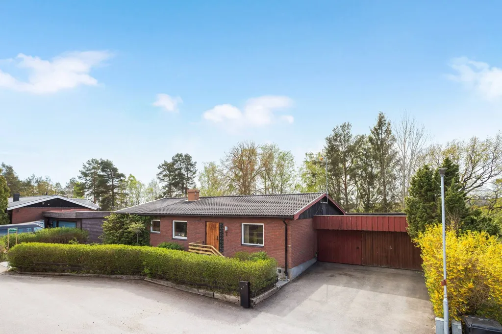 9-toaline maja asukohas Upplands-Bro kommun