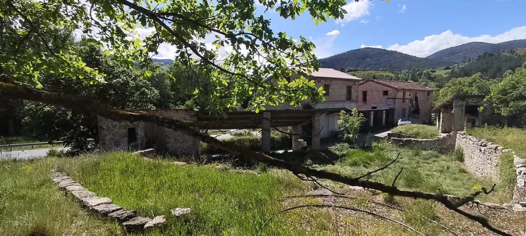 Extérieur - Domaine avec Moulin et 17 Hectares à Barrème