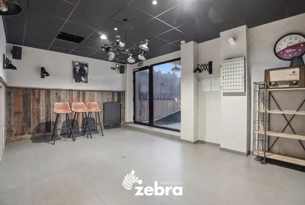 Rooms - Commercial Property with Private Flat in Pittem Centre