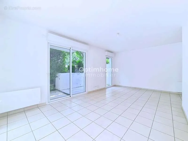 Toad - 3-Bed Flat with Terrace in Carquefou Centre