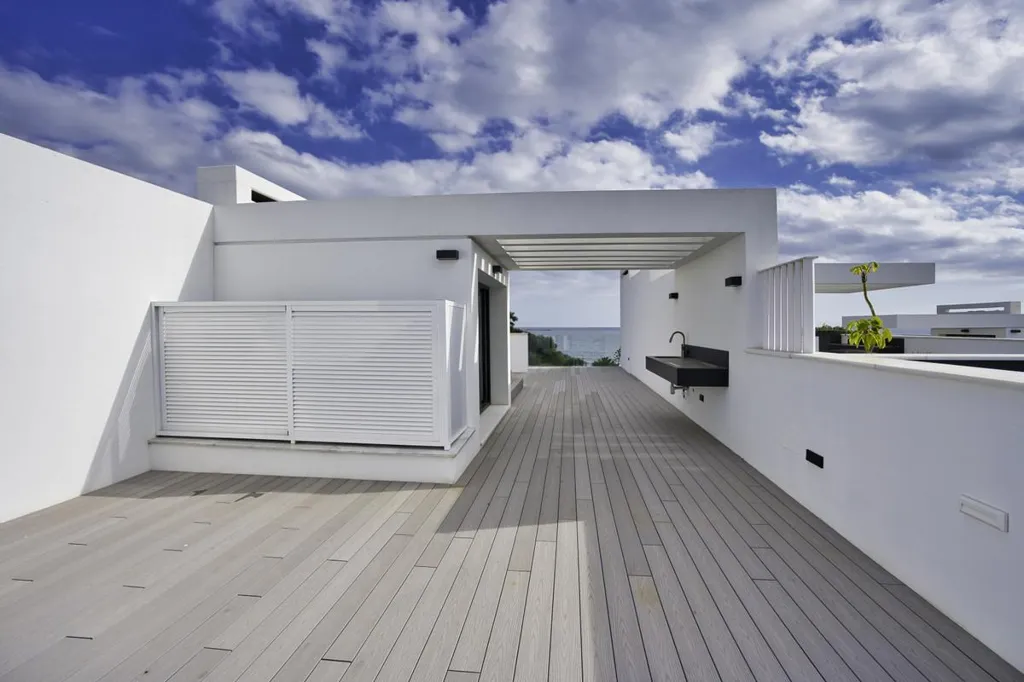 Terrazza - Contemporary Beachfront House in Estepona