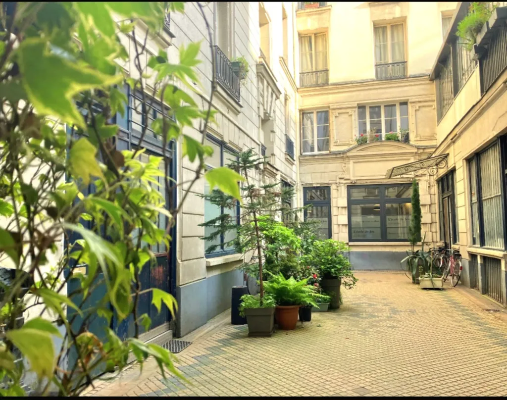 Garden - Bright 3-Bedroom Flat with Balcony in Paris