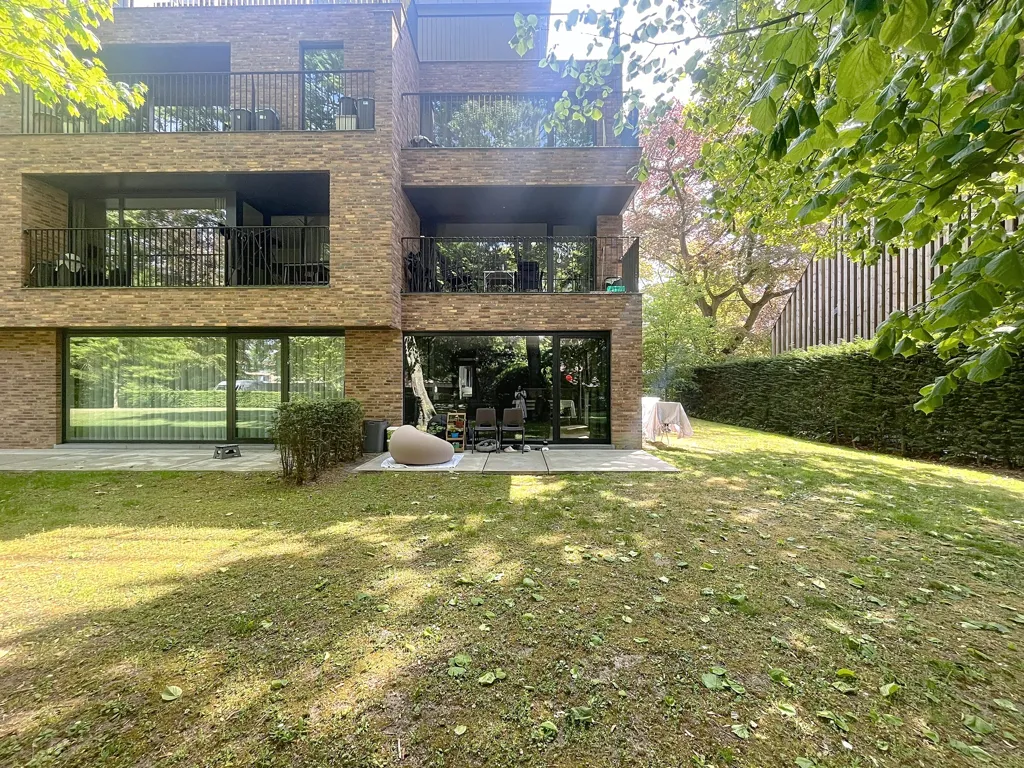 Aed - 2-Bedroom Apartment with Terrace in Eeklo