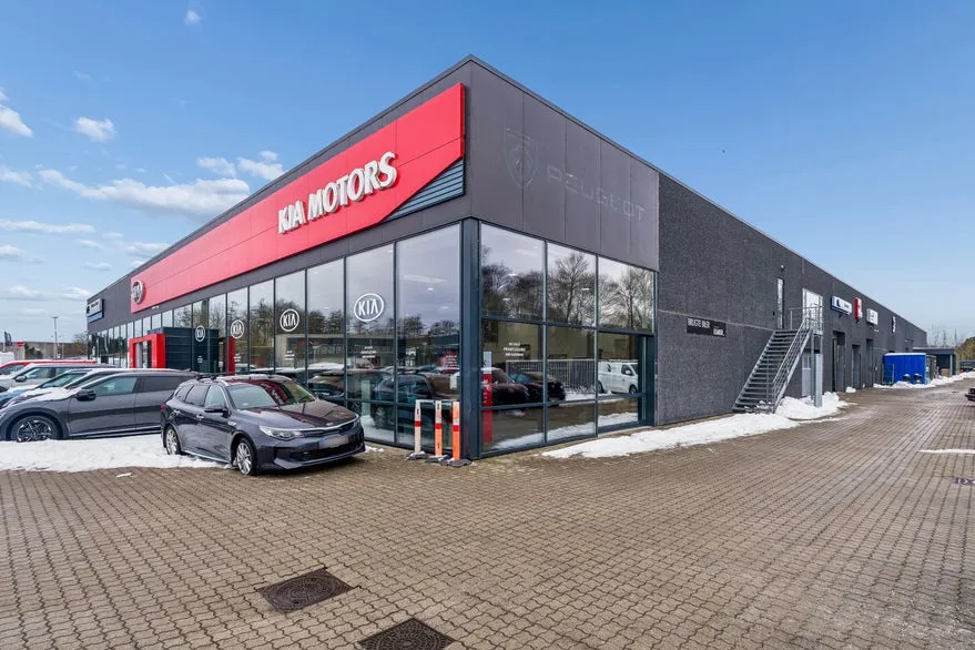 Garage - Modern Business Premises with Showroom in Helsingør