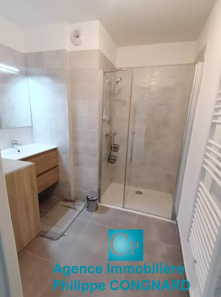 Vannitoad - Recent Apartment with Terrace near Serignan
