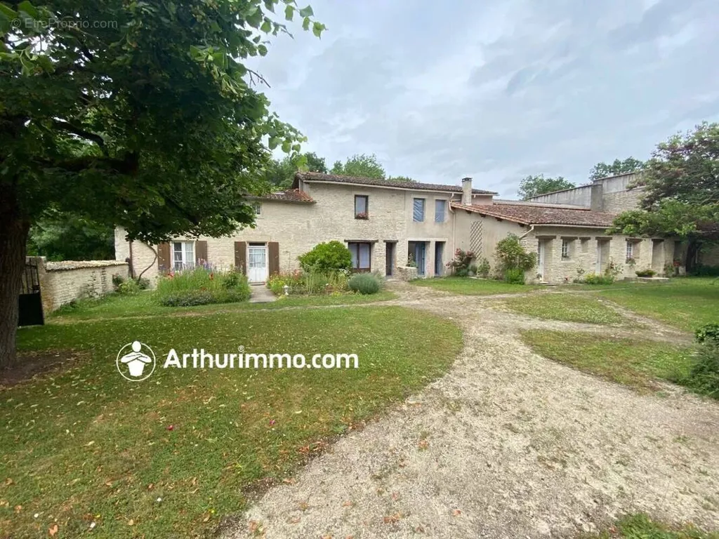 Aed - Large Property with Multiple Units in Villefollet