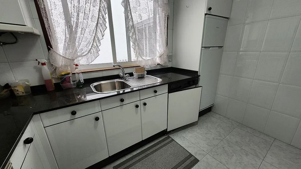 Kitchen - 2-Bedroom Flat with Balcony in Miño