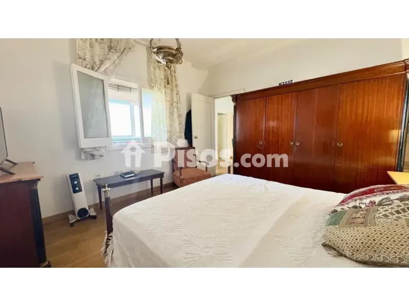 Bedrooms - Spacious Apartment with Balcony in Calle Asunción