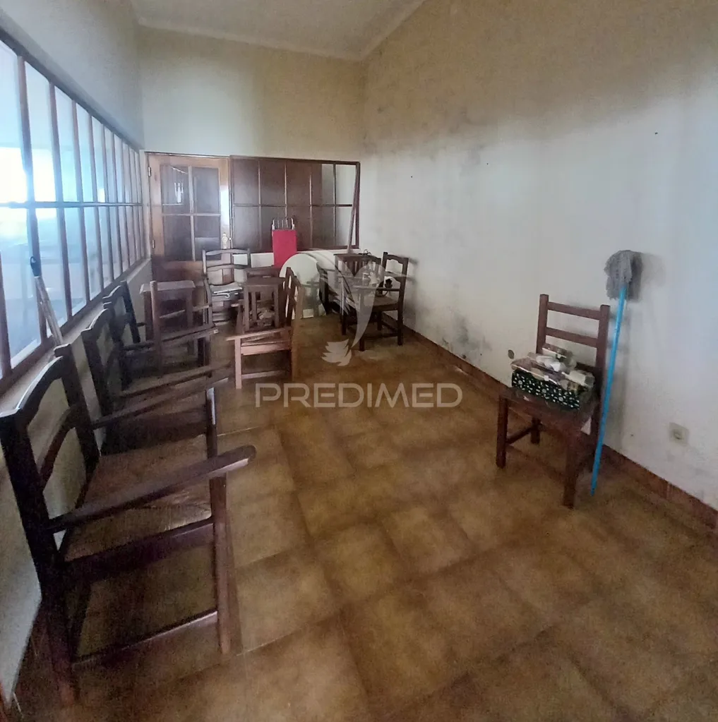 Salle à manger - Commercial Space with Conversion Potential in Redondo