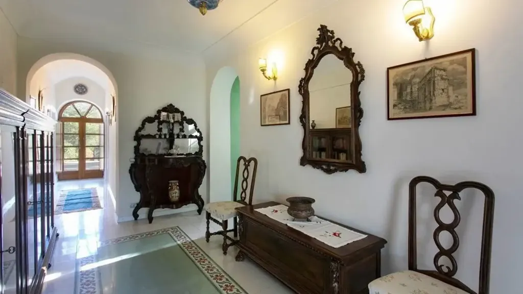 Esik - Historic Villa with Pool in Porto Azzurro