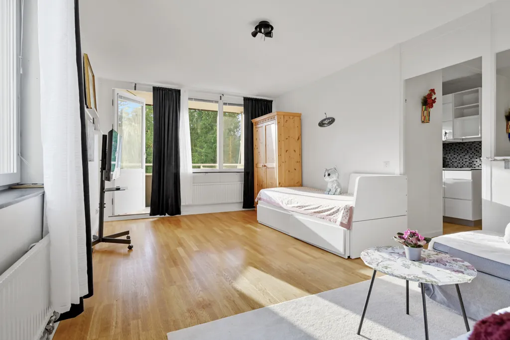 Magamistoad - Apartment with West-Facing Balcony in Central Location