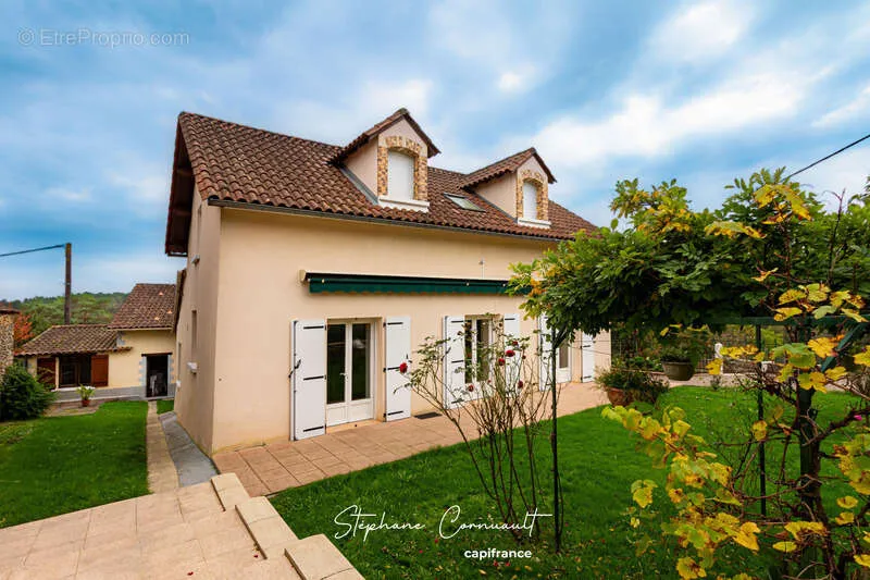 Extérieur - Ensemble de Maisons avec Piscine dans un Hameau Paisible