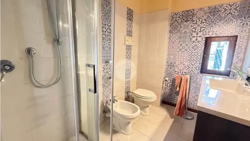 Salles de bain - Duplex Apartment with Lake View in Desenzano del Garda