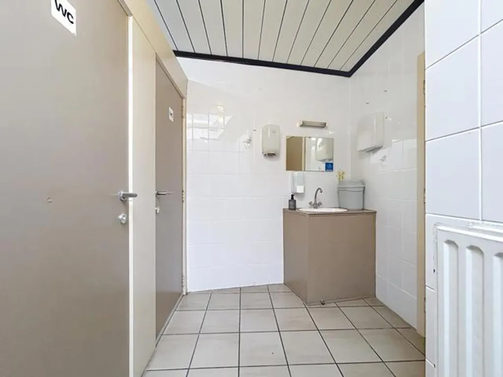 Salles de bain - Maison Commerciale avec Jardin et Terrasse à Anvers