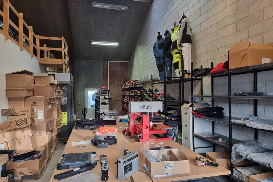 Pesuköök - Warehouse with Office Space in Central Location