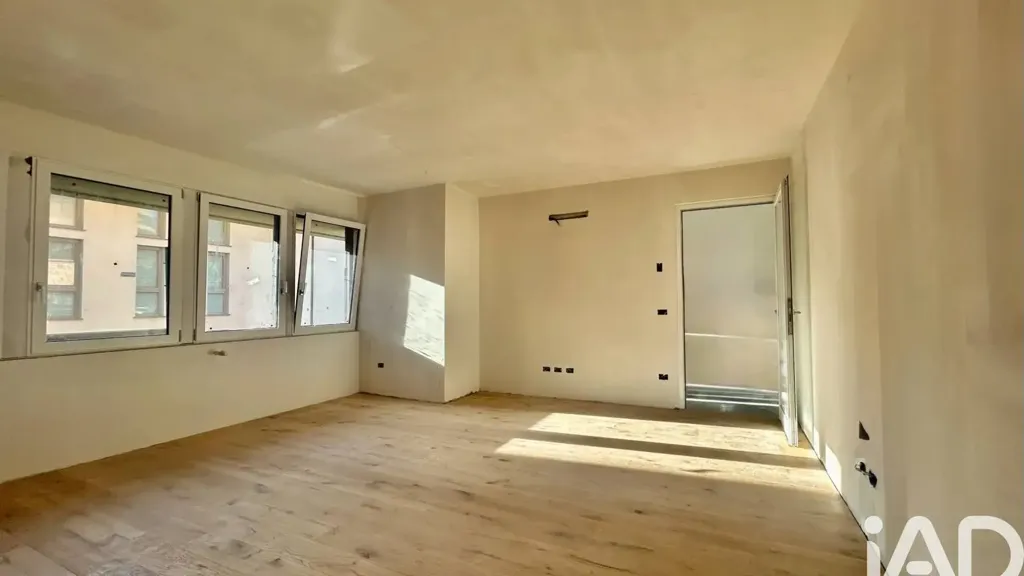 Pièces - Modern Triplex with Balcony in Florence